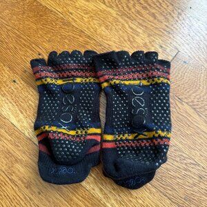 Toesox grippy socks size Small